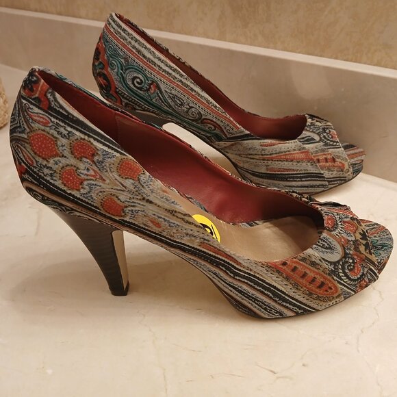 Madden Girl Peep Toe Platform Heels Size 9 - Multicolor Print - Picture 2 of 5